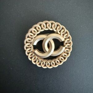 CHANEL Upcycled Elegant pink mate brooch